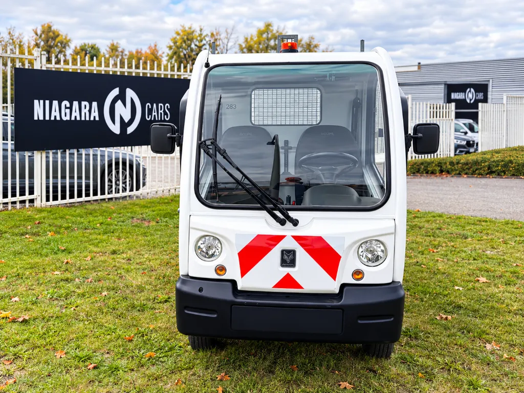 Petit camion utilitaire blanc chez Niagara Cars.webp
