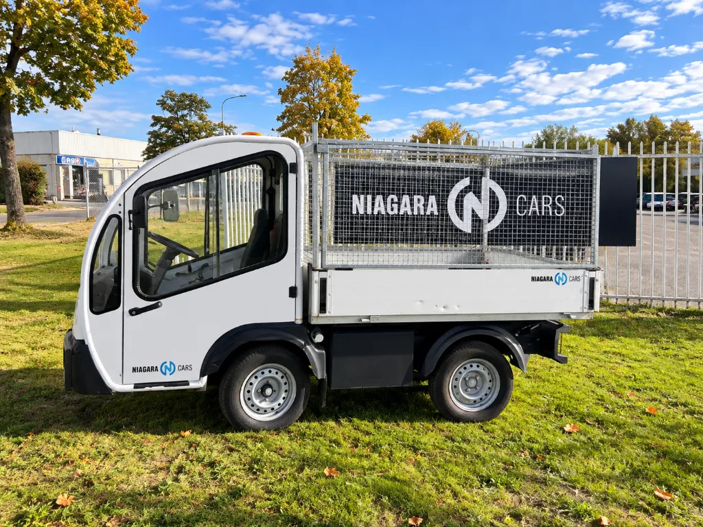 Camion utilitaire blanc chez Niagara Cars.webp